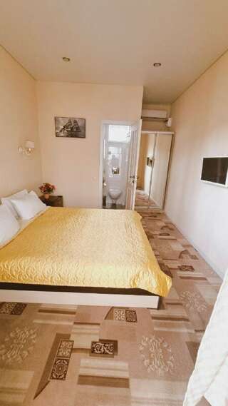 Гостиница Приморская Ейск Двухместный номер эконом-класса с 1 кроватью или 2 отдельными кроватями-5