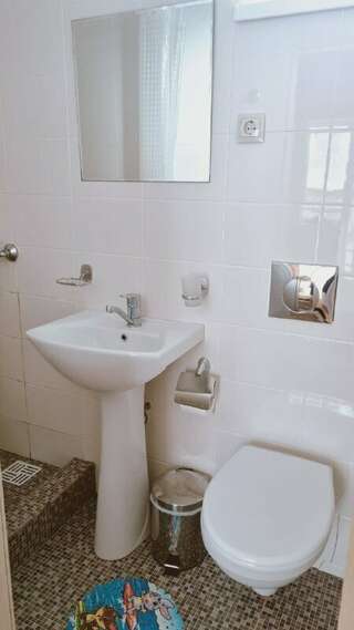 Гостиница Приморская Ейск Двухместный номер эконом-класса с 1 кроватью или 2 отдельными кроватями-8