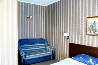 Гостиница Приморская Ейск Стандартный четырехместный номер-4