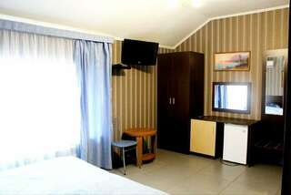 Гостиница Приморская Ейск Стандартный четырехместный номер-10